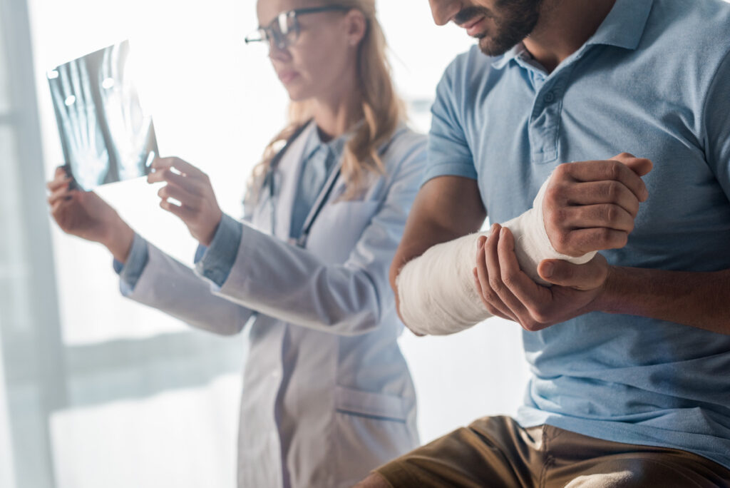 doctor examines injured man s arm at hospital 2026 03 12 23 51 30 utc 1