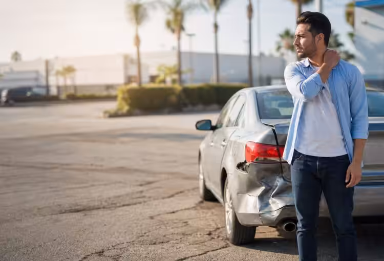 California driver experiencing delayed neck pain after a car accident